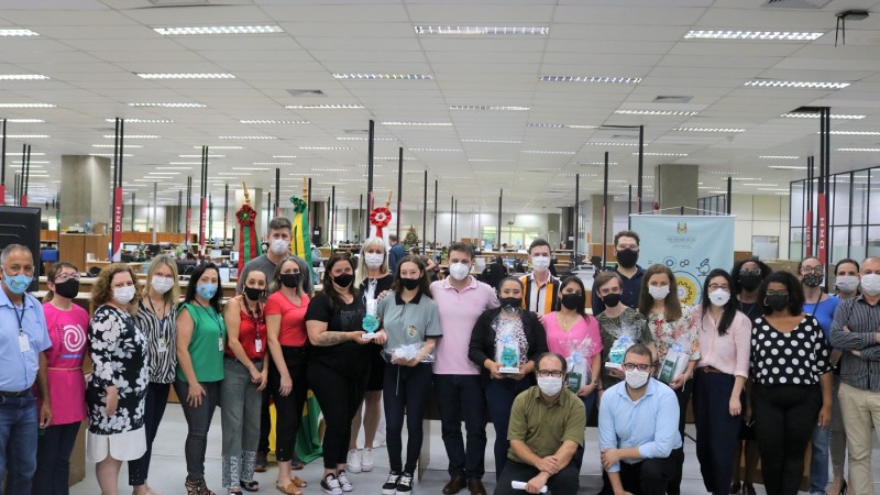 1Equipe da Suepro ao lado os professores e alunos premiados ao final do evento