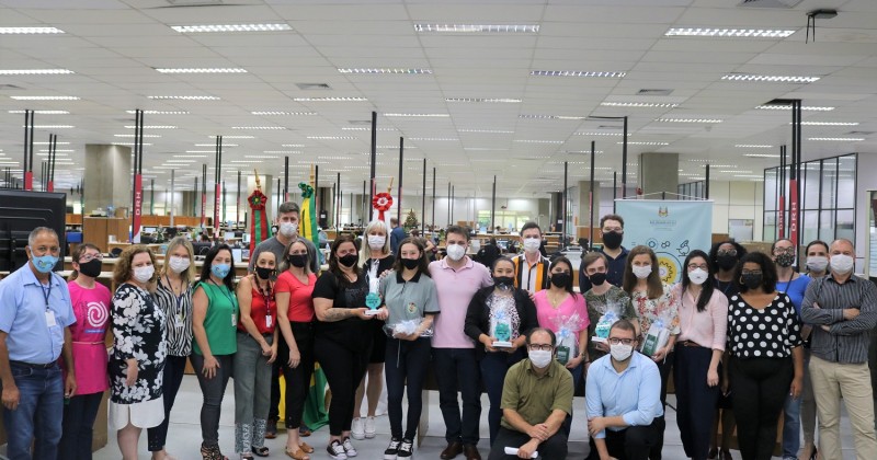 1Equipe da Suepro ao lado os professores e alunos premiados ao final do evento
