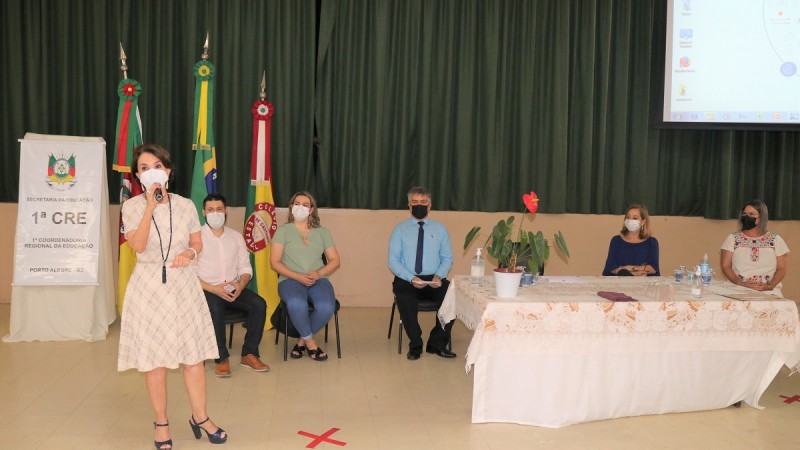 Secretária Raquel Teixeira na abertura da posse dos novos diretores e vice-diretores das escolas de Porto Alegre
