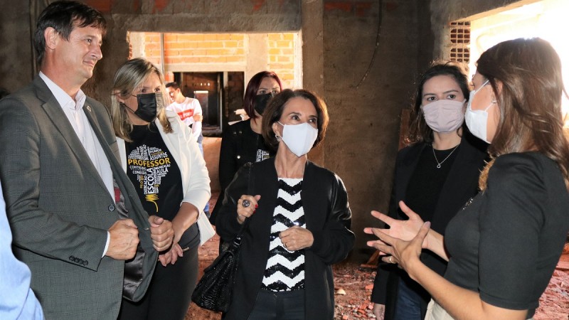 Secretária Raquel Teixeira, deputado Clair Kuhn, prefeita Paula Rubin e diretora adjunta de Obras Escolares, Alessandra Godinho