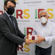 Programa RS Seguro e Bienal do Mercosul entregam materiais pedagógicos para as escolas no combate à violência
