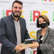 Programa RS Seguro e Bienal do Mercosul entregam materiais pedagógicos para as escolas no combate à violência