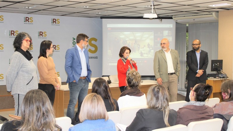 Secretária Raquel Teixeira e integrantes do Instituto Ayrton Senna e da empresa 3 GEN