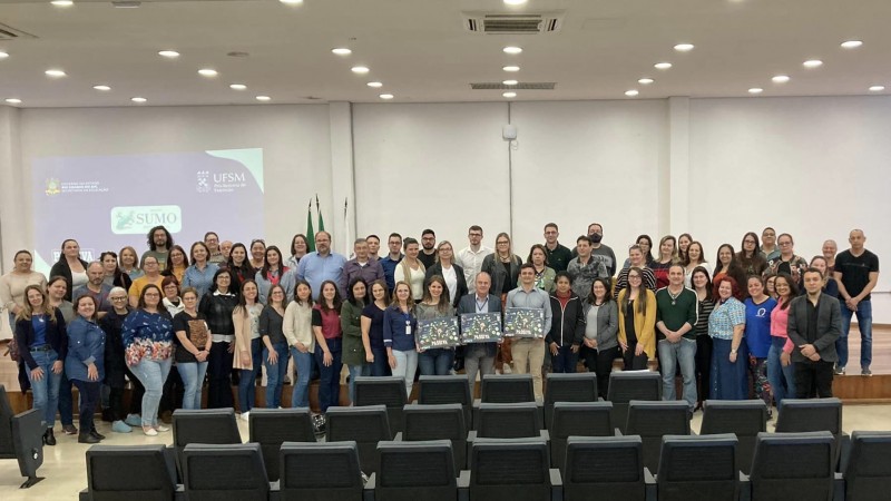 8ª CRE entrega jogos de educação financeira para escolas