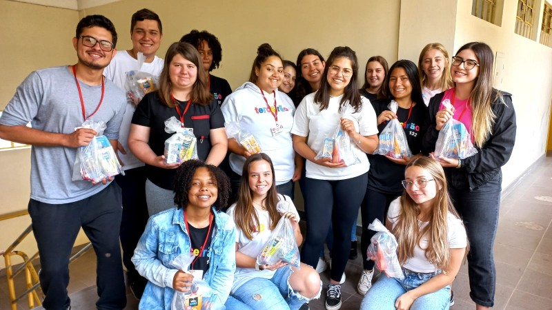 Alunos da Escola João Batista receberam os kits de alimentação para as provas do Enem