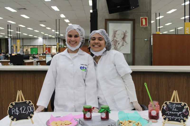 Estudantes Taina Vieira e Náthaly Roxo
