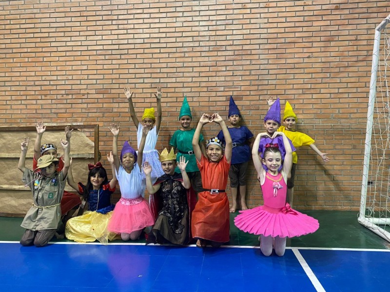 Alunos da Escola Professor Milton Pacheco após apresentação teatral