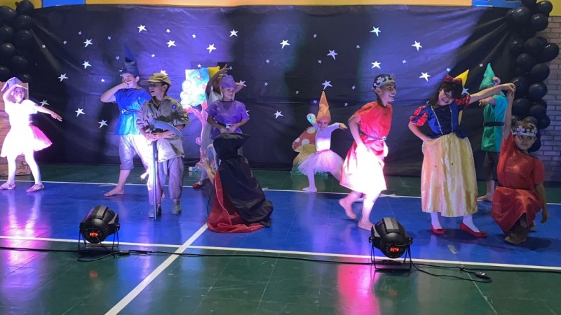 Estudantes apresentam a peça teatral "O Ratinho Apaixonado"