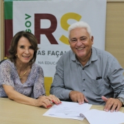 Secretária Raquel Teixeira e prefeito Jeferson Pires assinam a entrega do veículo