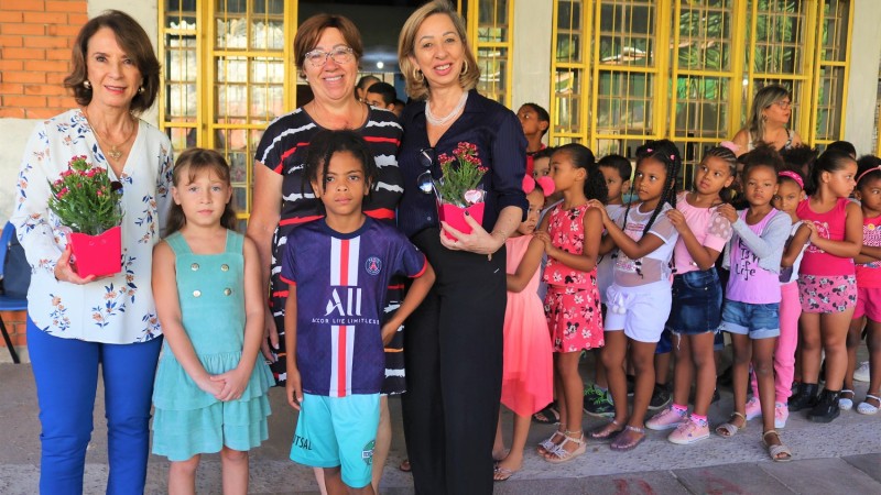 Secretária Raquel Teixeira, a diretora Ana Maria e a coordenadora da 1ª CRE, Márcia Garcia, com os alunos da Jerônimo de Ornelas