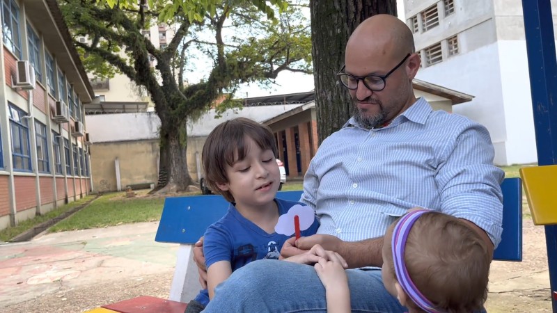 Diego é pai de dois filhos e o menino, João, é autista. Foto: Flávio Cunha