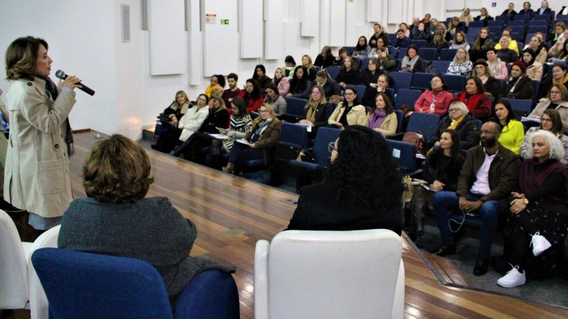 Secretária Raquel Teixeira destacando a importância do regime de colaboração para a alfabetização dos alunos no RS