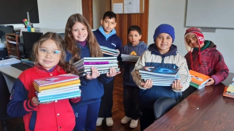 Estudantes confeccionam cadernos para colegas de cidades afetadas pelas enchentes