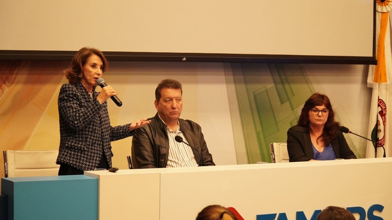 Secretária Raquel Teixeira participa de evento na Famurs