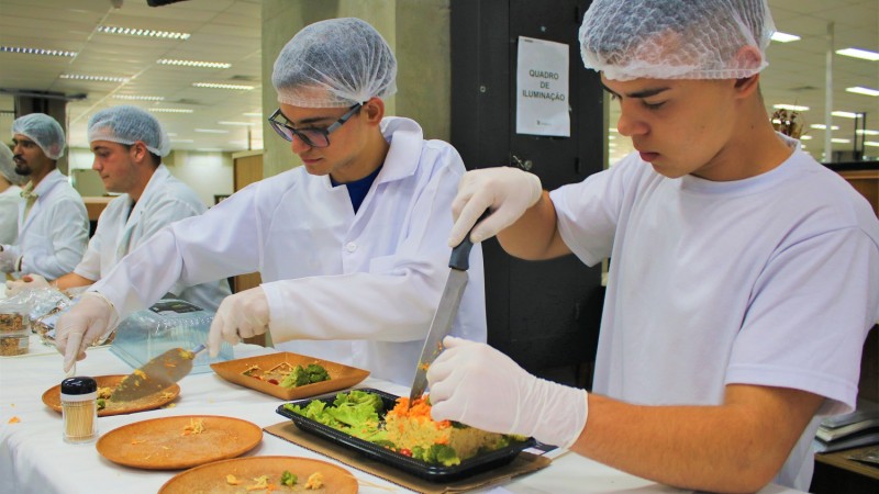 Alunos Cauã e Joao apresentando o seu produto de Terrine de Frango dedicado às pessoas com intolerância a glúten