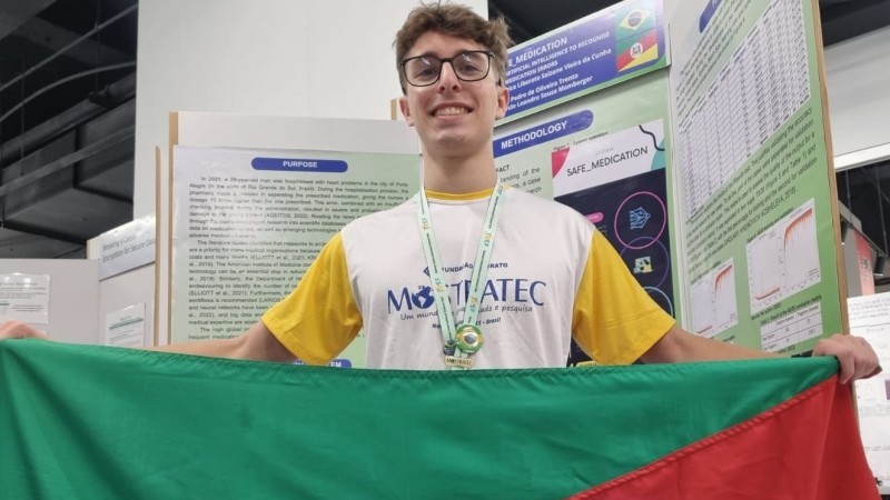 Pedro pesquisou o uso de uma inteligência artificial para o reconhecimento de erros de medicação