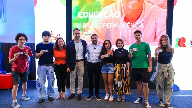 Durante a cerimônia, cinco alunos representaram os estudantes gaúchos e receberam os cartões que utilizarão no programa