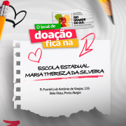 Card do Mochila Cheia, em tons brancos, indicando o nome do local de doação, que fica na Escola Estadual Maria Thereza da Silveira, em Porto Alegre, na Rua Furiel Luiz Antônio de Vargas, número 135, no Bairro Bela Vista. 