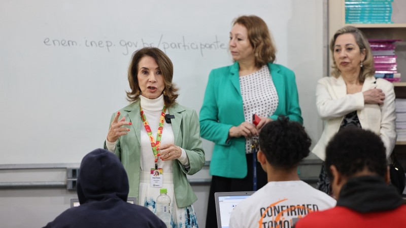 A titular da Seduc visitou o Instituto Estadual Rio Branco, em Porto Alegre, para acompanhar o mutirão