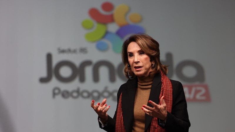 Foto da secretária de educação Raquel Teixeira