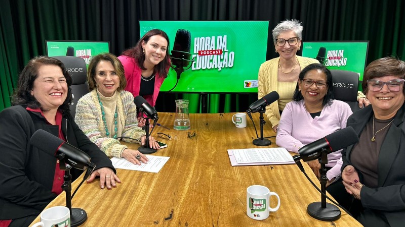 Foto que mostra a secretária da educação, Raquel Teixeira, no estúdio do podcast, junto com as diretoras das melhores nota do IDEB entre as escolas da rede estadual.