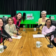 Foto que mostra a secretária da educação, Raquel Teixeira, no estúdio do podcast, junto com as diretoras das melhores nota do IDEB entre as escolas da rede estadual.