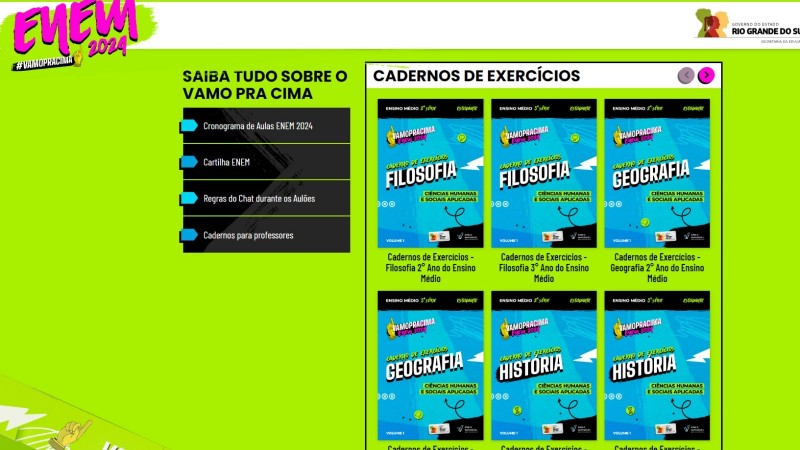 A imagem mostra uma parte do site Vamo pra Cima, cujo design possui elementos em tons verdes e azul. Os cadernos de exercício aparecem no lado direito da composição.