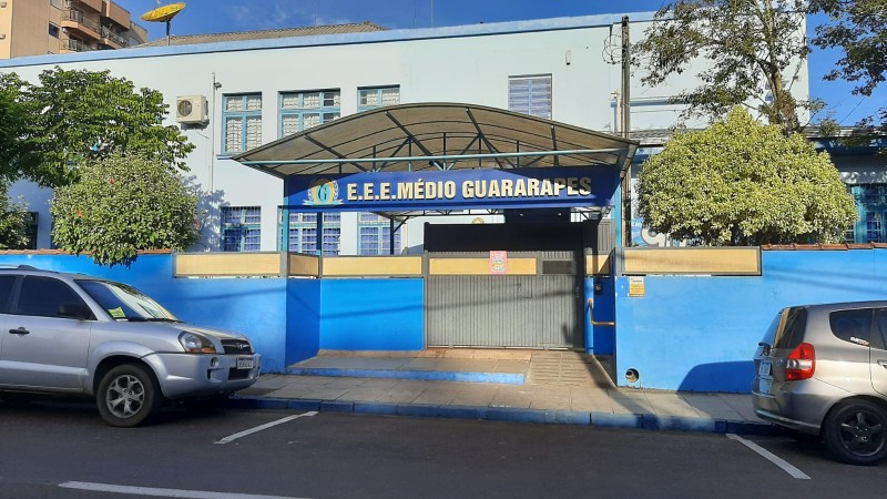 Imagem da fachada da Escola Guararapes antes de ser atingida pelas enchentes de maio. 