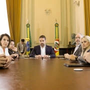 A foto, tirada no Palácio Piratini, mostra o governador do Estado, Eduardo Leite, no centro da imagem, rodeado pelos secretários e autoridades. 