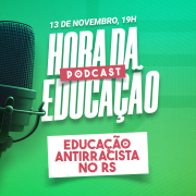 Card com fundo verde, onde se lê, no centro da imagem, o texto Podcast Hora da Educação. Abaixo, em um retângulo branco, está escrito Educação Antirracista no RS. À esquerda, está a imagem de um microfone