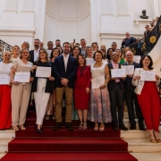 Foto posada na escadaria interna do Palácio Piratini dos novos coordenadores com Leite e Raquel Teixeira.