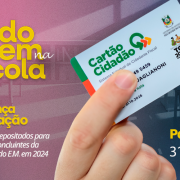 Imagem de uma mão segurando um "Cartão Cidadão" com texto sobre o programa "Todo Jovem na Escola", informando o pagamento da "Poupança Aprovação" em 31.01.25 para concluintes do Ensino Médio em 2024.