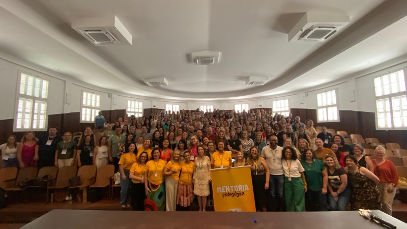 A foto mostra o auditório do Instituto de Educação, lotado com o público presente