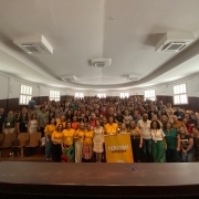 A foto mostra o auditório do Instituto de Educação, lotado com o público presente