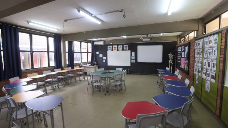 Foto do laboratório de ciências da Escola Apeles, em Porto Alegre, renovada com os recursos do Agiliza. Na imagem, está uma sala de aula com ar-condicionado, projetor e bancadas
