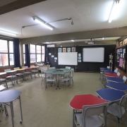 Foto do laboratório de ciências da Escola Apeles, em Porto Alegre, renovada com os recursos do Agiliza. Na imagem, está uma sala de aula com ar-condicionado, projetor e bancadas
