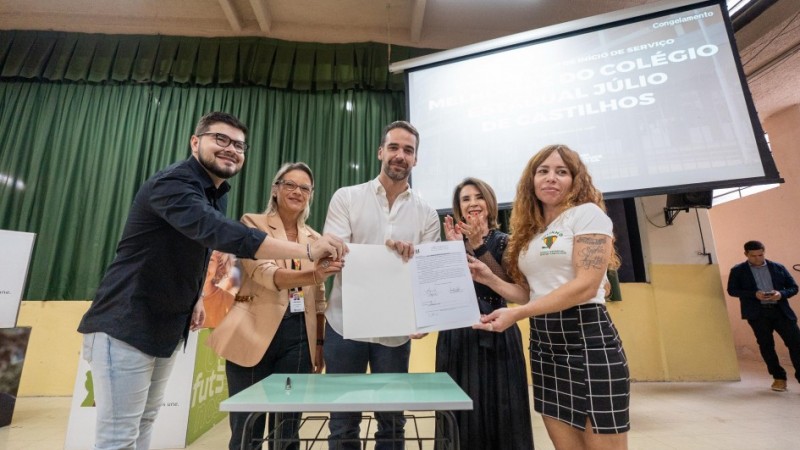 Foto do ato na Escola Júlio de Castilhos, em Porto Alegre