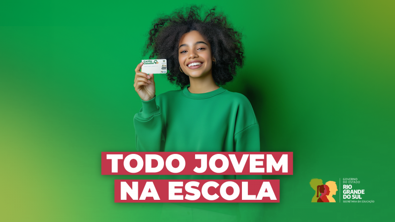 Imagem com fundo verde em degradê. Uma jovem sorridente de moletom verde segura um cartão. Texto em destaque: "TODO JOVEM NA ESCOLA", em branco sobre fundo vermelho. No canto inferior direito, logo do Governo do RS e da Secretaria da Educação.