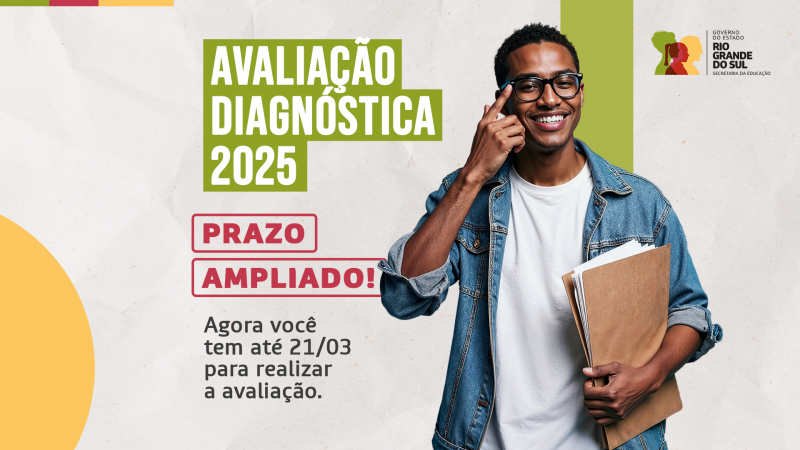 Card sobre ampliação do prazo para a Avaliação Diagnóstica 2025 até 21/03. O design tem fundo claro com detalhes em verde e amarelo. O texto "prazo ampliado!" está em destaque em vermelho. À direita, há a imagem de um jovem sorridente usando óculos e uma jaqueta jeans, segurando uma pasta com documentos. No canto superior direito, está a logo do Governo do Estado do Rio Grande do Sul e da Secretaria da Educação.