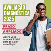 Card sobre ampliação do prazo para a Avaliação Diagnóstica 2025 até 21/03. O design tem fundo claro com detalhes em verde e amarelo. O texto "prazo ampliado!" está em destaque em vermelho. À direita, há a imagem de um jovem sorridente usando óculos e uma jaqueta jeans, segurando uma pasta com documentos. No canto superior direito, está a logo do Governo do Estado do Rio Grande do Sul e da Secretaria da Educação.