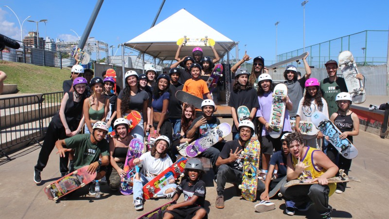 Foto dos estudantes segurando skates