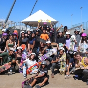 Foto dos estudantes segurando skates