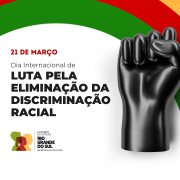 Imagem com fundo branco e detalhes em vermelho, verde e laranja. Texto: "21 de março – Dia Internacional de Luta pela Eliminação da Discriminação Racial". À direita, um punho negro erguido. No canto inferior esquerdo, o logo do Governo do Estado do Rio Grande do Sul – Secretaria da Educação.