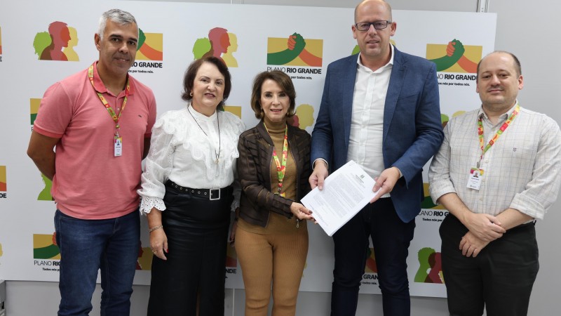 Assinatura do contrato de reforma na escola