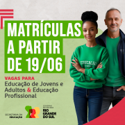 Card ilustrado com formas coloridas, onde se vê dois adultos, uma mulher negra e um homem branco, com os uniformes escolares. No texto, está escrito "MATRÍCULAS A PARTIR DE 19/06 – VAGAS PARA Educação de Jovens e Adultos & Educação Profissional", com logos da Secretaria da Educação e do Governo do RS no canto inferior esquerdo.
