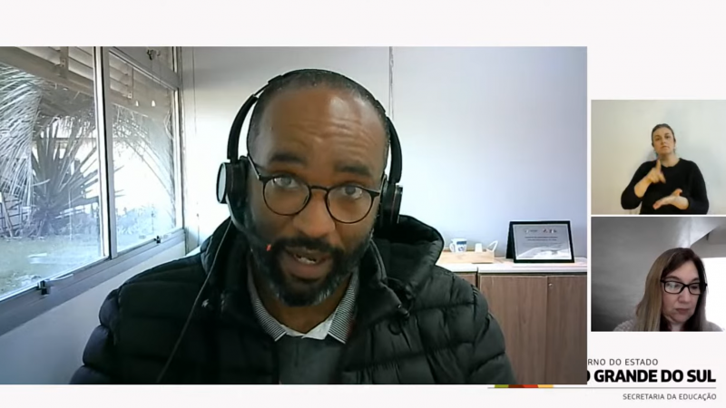 Subsecretário Marcelo Araújo destaca a importância dos simulados como estratégia de fortalecimento das aprendizagens durante live da Seduc