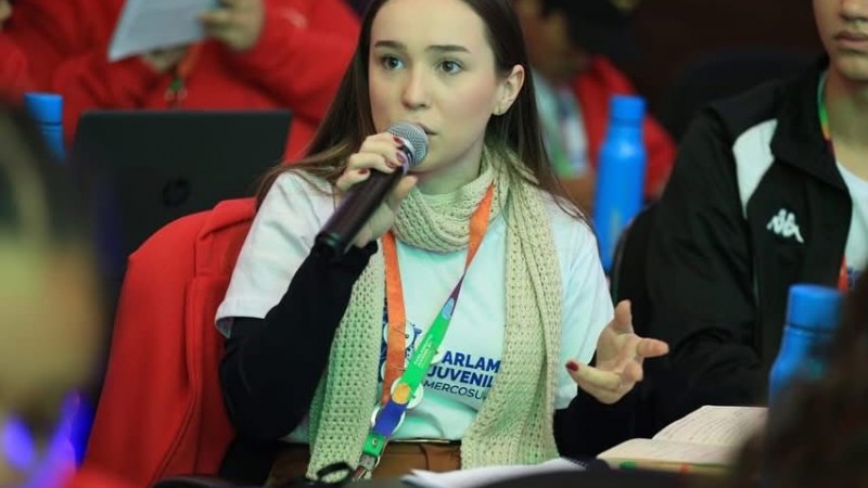 Isadora Costa Nunes, da Escola Estadual de Educa&ccedil;&atilde;o Miguel Calmon, em Salto do Jacu&iacute;, representou o Rio Grande do Sul em encontro que reuniu jovens da Argentina, Uruguai e Brasil em Foz do Igua&ccedil;u
