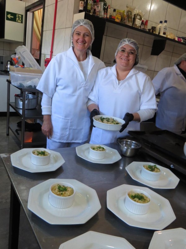 Merendeiras durante etapa regional do concurso “Nutrindo a Educação”.