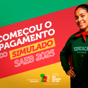 Material de divulgação da Seduc anuncia o início do pagamento do Simulado Saeb 2025, com destaque para estudante da Rede Estadual e elementos visuais nas cores do Rio Grande do Sul.
