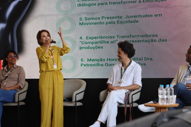 Secretária Raquel Teixeira mediou o primeiro painel do dia.